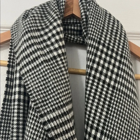 Elegant Black and white Checkered Scarf.  made in Italy - Picture 3 of 4